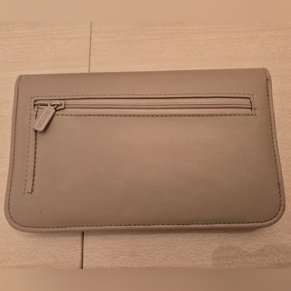 Buxton Tan Wallet/Crossbody, Excellent Condition, Missing Chain - Picture 4 of 13